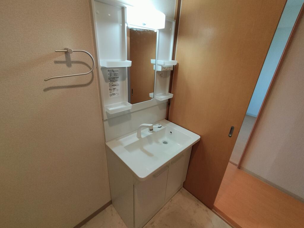 洗面設備　※同建物の別のお部屋の写真です。