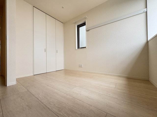 その他部屋・スペース　落ち着いた色調の寝室です