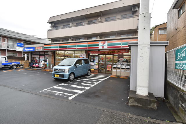 コンビニ　セブンイレブン多摩蓮光寺店（コンビニ）まで174m