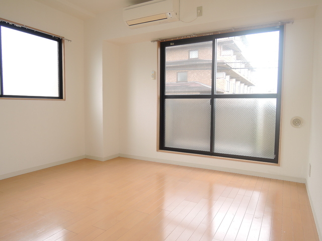 居室・リビング　約８帖の角部屋２面採光のお部屋です