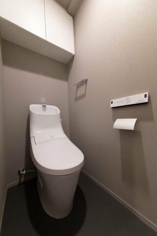 トイレ　落ち着いた色調のトイレです