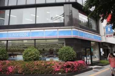 コンビニ　ローソン上野五丁目昭和通店（コンビニ）まで219m