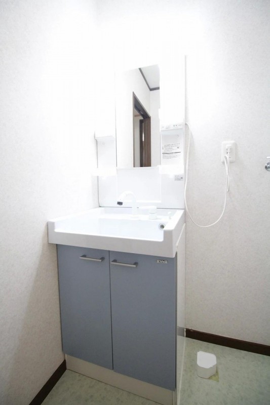 洗面設備　写真は、１階の別号室となります。