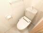 トイレ　落ち着いた色調のトイレです