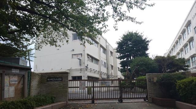 小学校　横浜市立汲沢小学校（小学校）まで302m