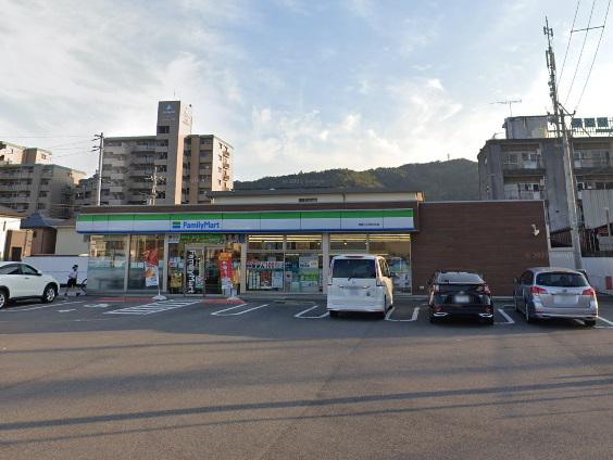 コンビニ　ファミリーマート徳島八万町大坪店（コンビニ）まで329m