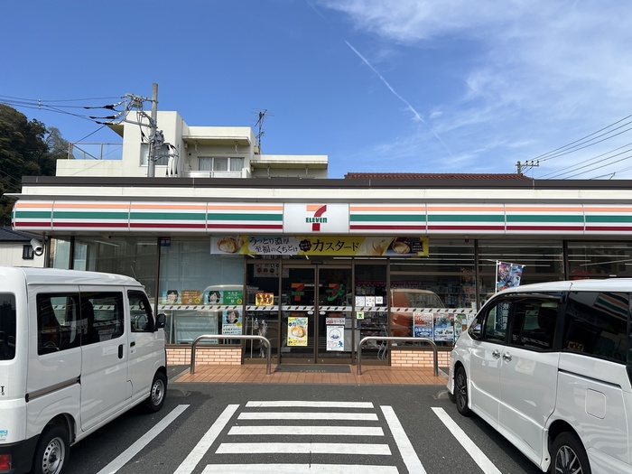 コンビニ　セブンイレブン横須賀根岸町５丁目店（コンビニ）まで726m