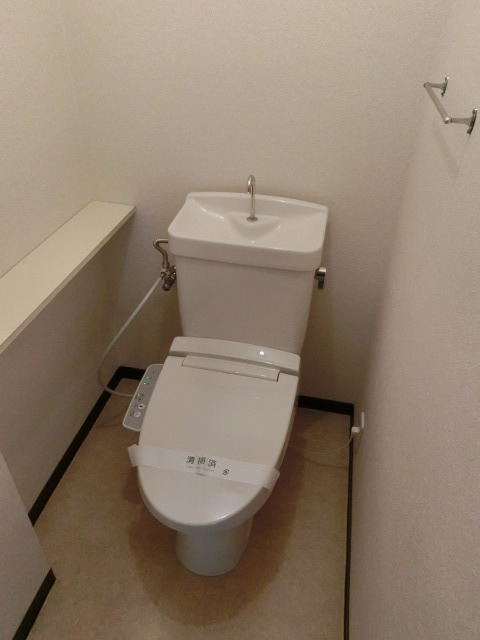 トイレ　最近人気急上昇中のシャワートイレも標準装備です。