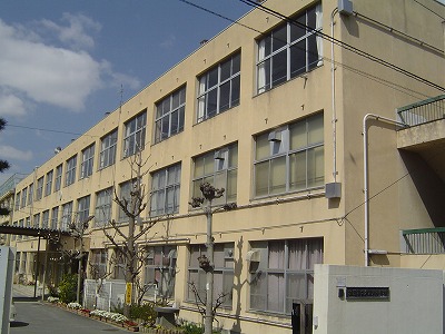 小学校　久津川小学校（小学校）まで340m