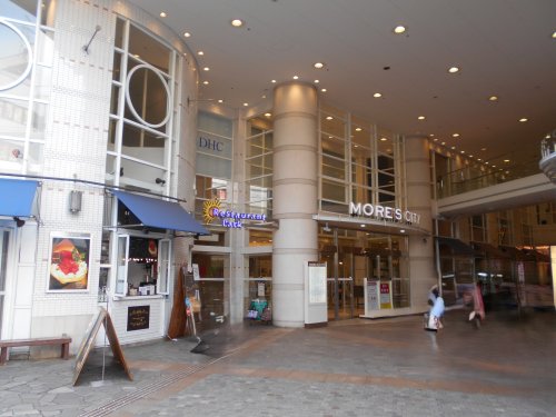 ショッピングセンター　MORES CITY 横須賀中央駅前（ショッピングセンター）まで607m