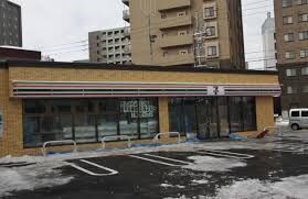 コンビニ　セブンイレブン札幌豊平2条8丁目店（コンビニ）まで53m