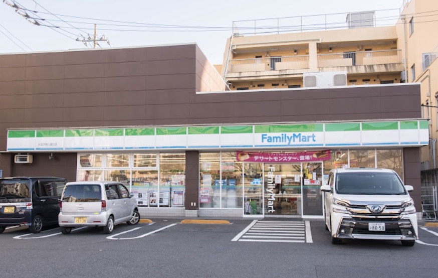 コンビニ　ファミリーマート小豆沢環八通り店（コンビニ）まで379m