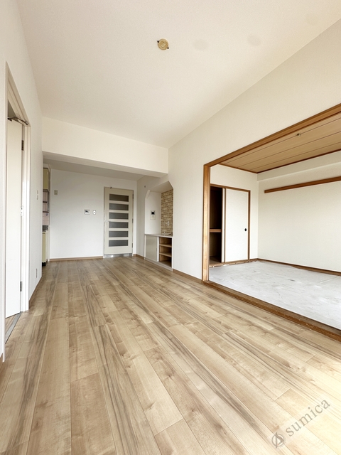 居室・リビング　同マンション・別の号室の室内写真です。