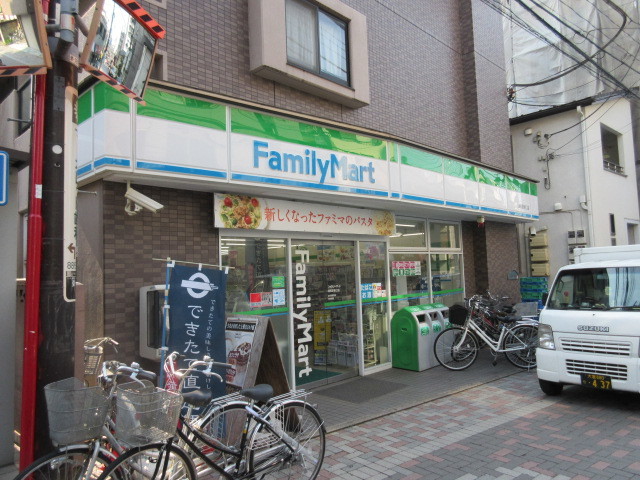 コンビニ　ファミリーマート浦和駅東口店（コンビニ）まで118m