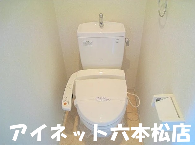 トイレ　温水洗浄便座付きです
