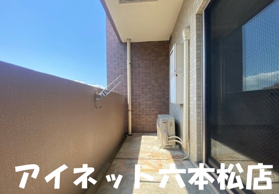 バルコニー　天気の良い日の洗濯物はこちらへ