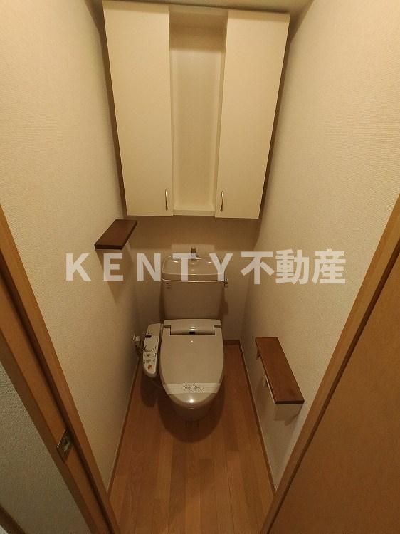 トイレ　落ち着いた色調のトイレです