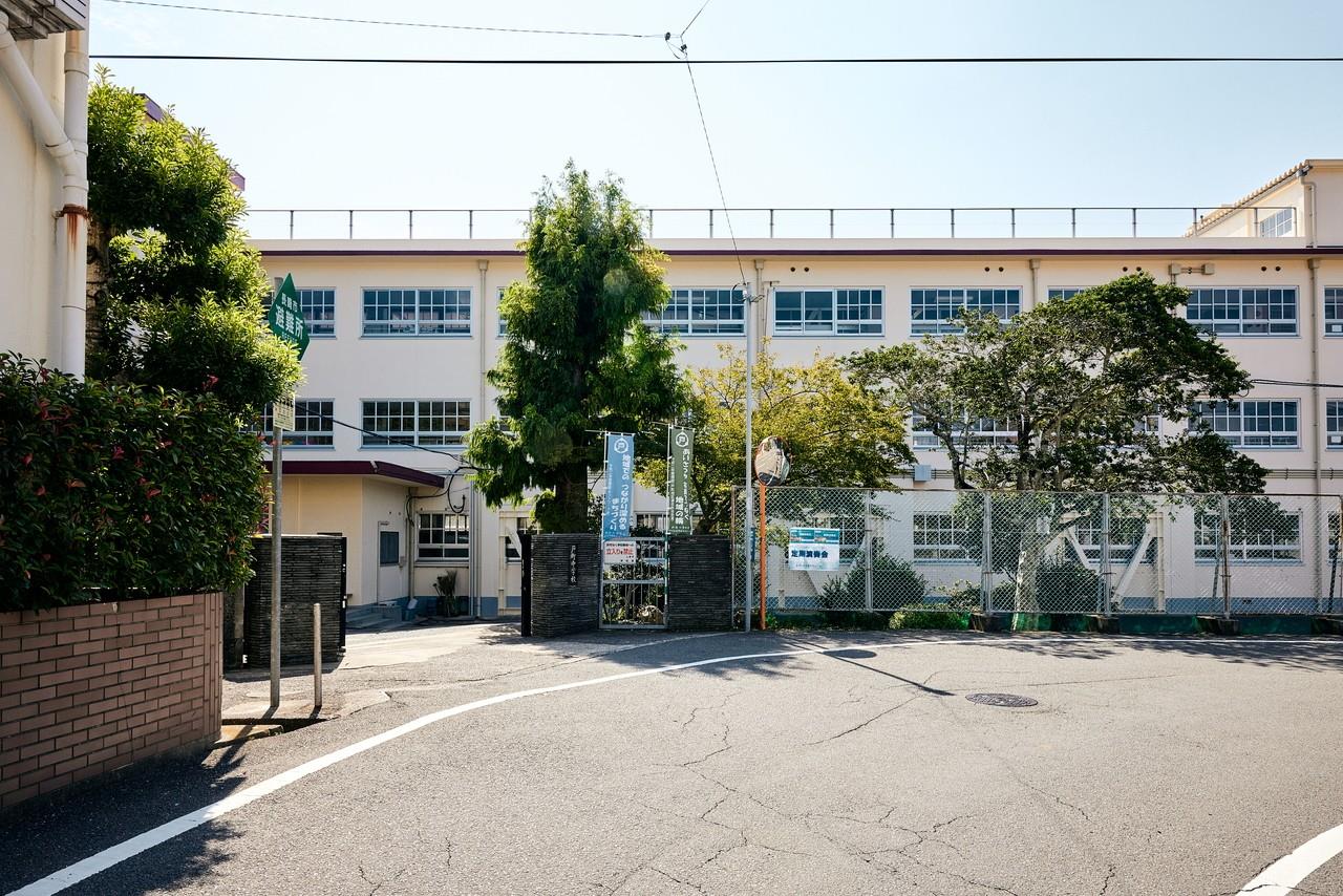 中学校　長崎市立戸町中学校（中学校）まで948m