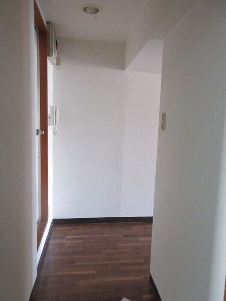 玄関　※写真は同じマンションの違う部屋のものになります。