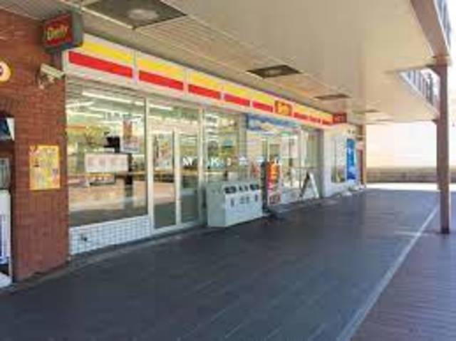 コンビニ　デイリーヤマザキ箕面駅前店（コンビニ）まで983m