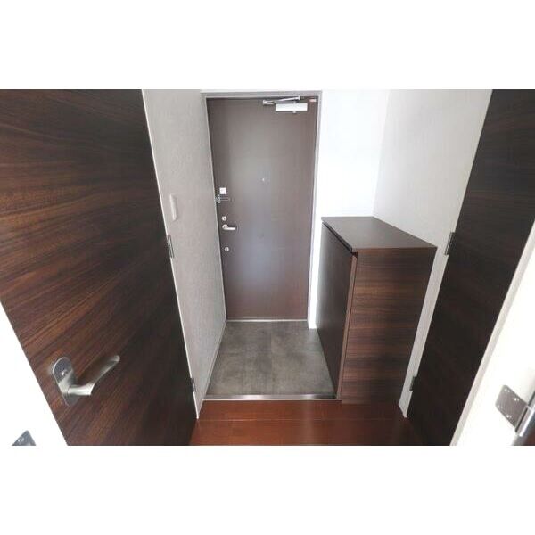 玄関　同タイプのお部屋のお写真です。