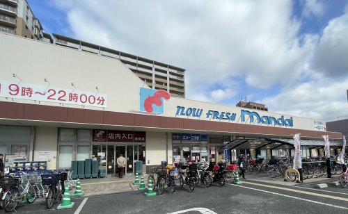 スーパー　マンダイ鶴見店（スーパー）まで64m