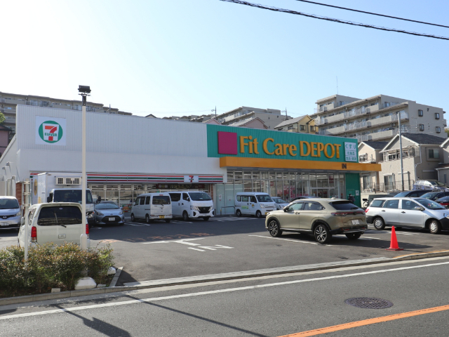 ドラックストア　Ｆｉｔ　Ｃａｒｅ　ＤＥＰＯＴ佐江戸町店（ドラッグストア）まで779m