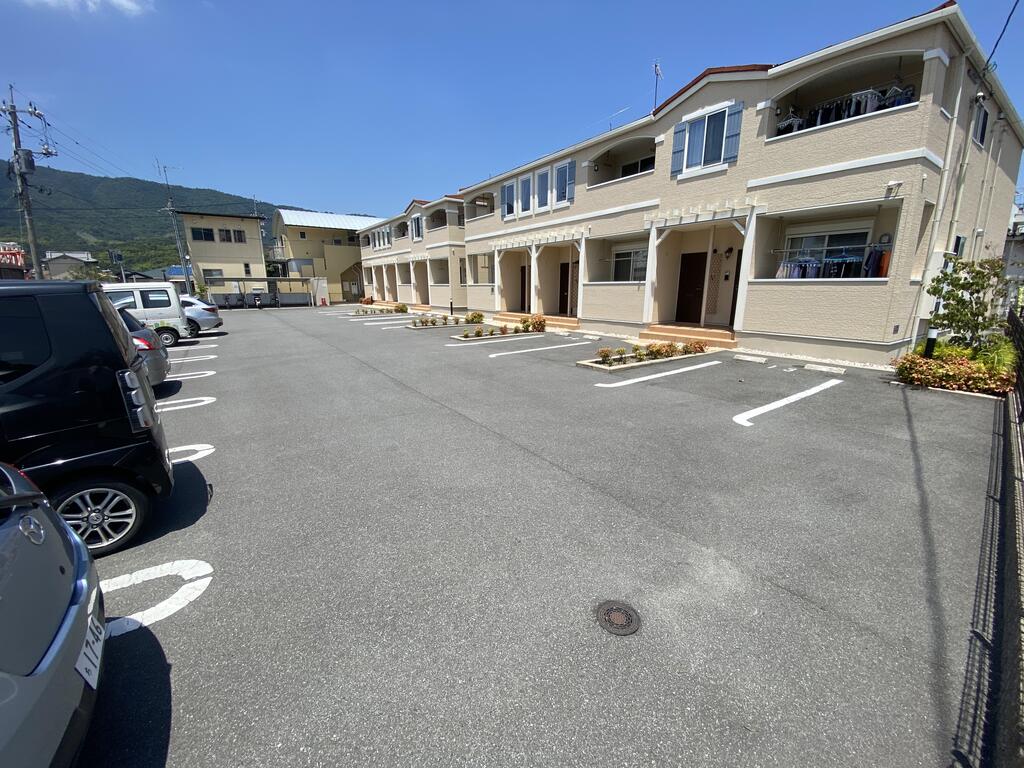 駐車場　二重白線で停めやすい駐車場♪