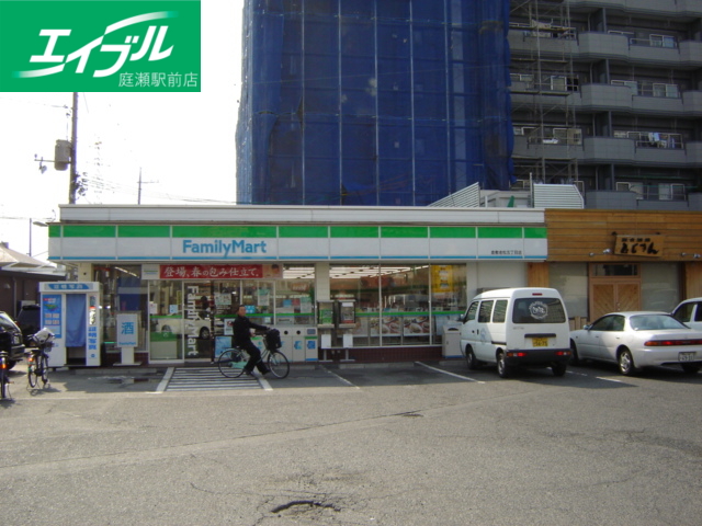 コンビニ　ファミリーマート老松店（コンビニ）まで240m