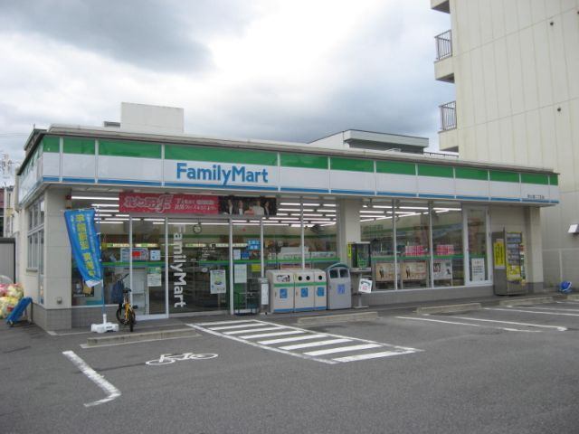 コンビニ　ファミリーマート上名古屋四丁目店（コンビニ）まで303m
