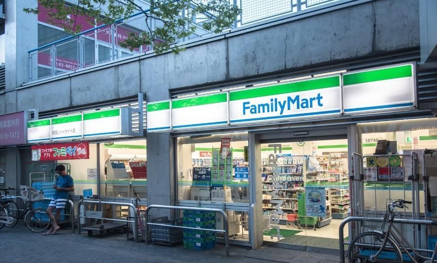 コンビニ　ファミリーマート坪田リバーサイド店（コンビニ）まで850m