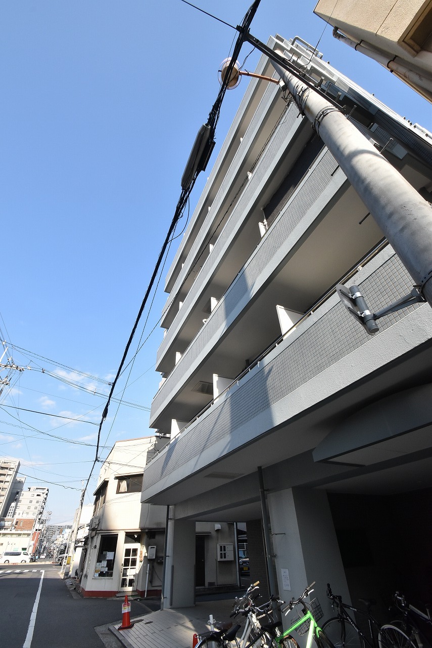 建物外観　最上階7階部分のため、遮るものがありません。