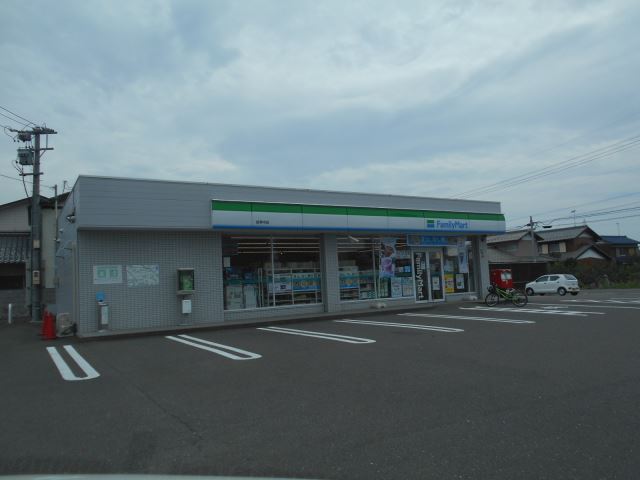 コンビニ　ファミリーマート（コンビニ）まで1500m