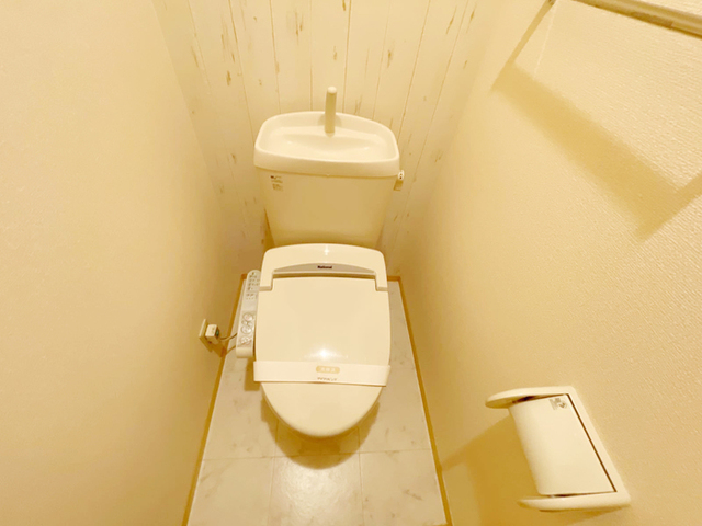 トイレ　温水洗浄便座付きトイレです。