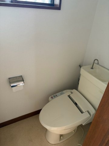 トイレ　防水パンと水栓を備えた室内洗濯機置場。