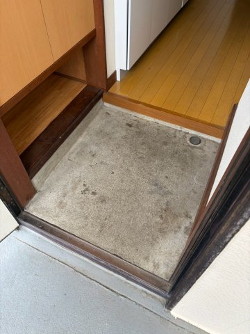 玄関　流し台・コンロ設置スペース・吊戸棚のあるキッチン。