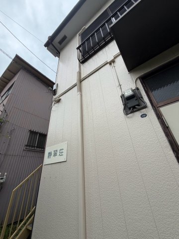 建物外観　建物外観。建物名の銘板が写っています。