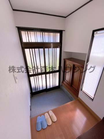 寝屋川市菅相塚町11戸建貸家の玄関写真