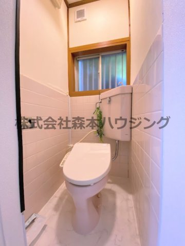 寝屋川市菅相塚町11戸建貸家のトイレ写真