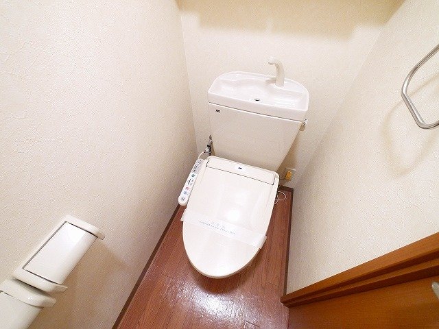 トイレ　落ち着いた色調のトイレです