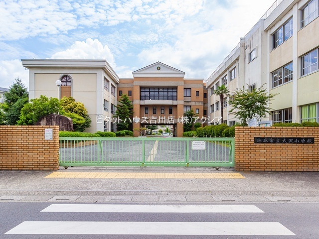 小学校　越谷市立大沢小学校（小学校）まで503m