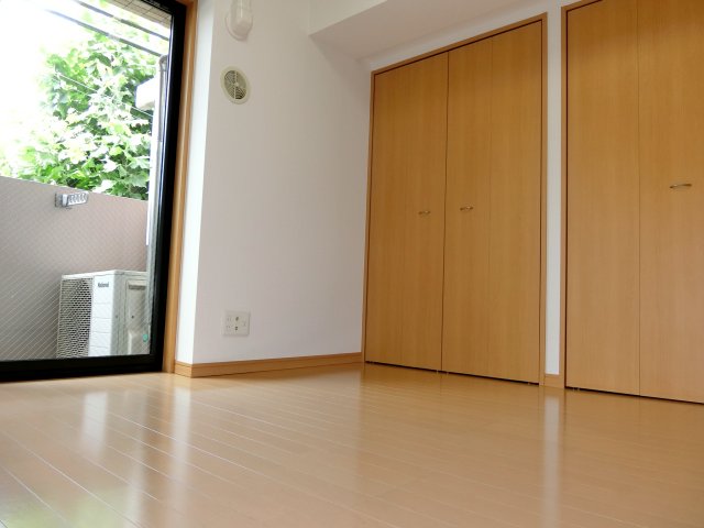 京王線 代田橋駅 徒歩7分 5階建 築21年の居間写真