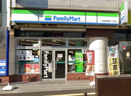コンビニ　ファミリーマート南郷店（コンビニ）まで178m