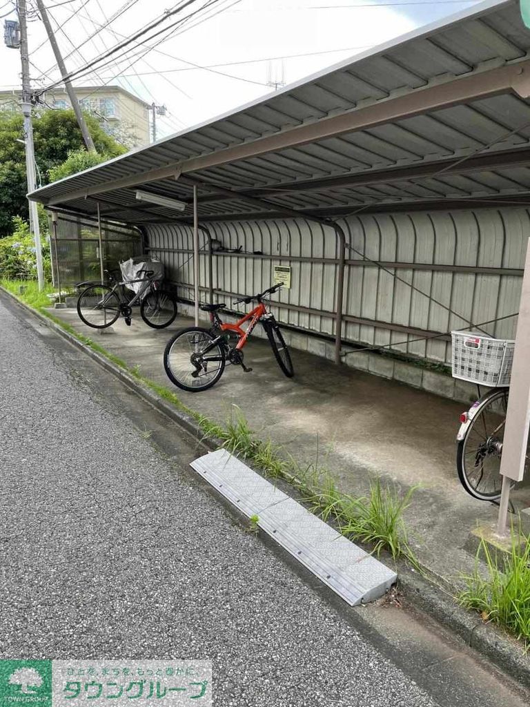 ＪＲ総武線 稲毛駅 バス乗車時間：8分 最寄りバス停で下車 徒歩1分 5階建 築55年の外観写真