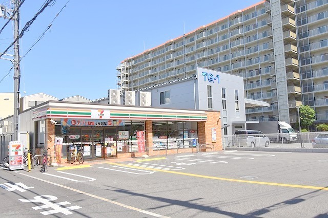 コンビニ　セブンイレブン　大阪三国本町2丁目店（コンビニ）まで106m