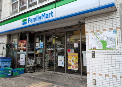 コンビニ　ファミリーマート 横須賀中央西口店（コンビニ）まで236m