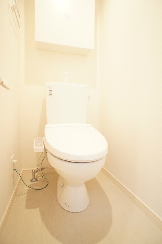 ブルーライン 岸根公園駅 徒歩5分 3階建 築8年のトイレ写真