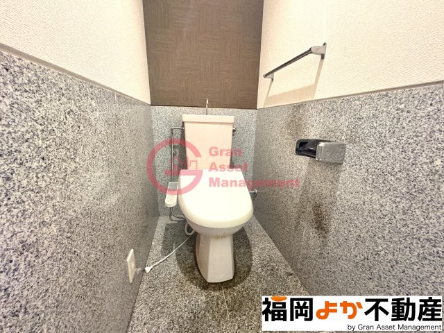 トイレ　落ち着いた色調のトイレです