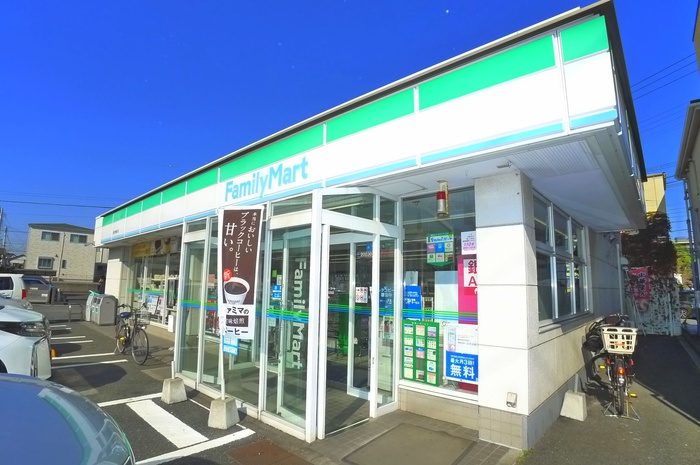 コンビニ　ファミリーマート（コンビニ）まで131m