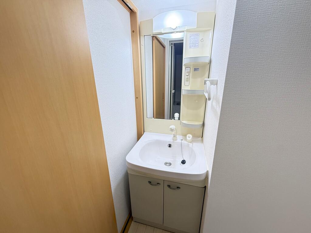 洗面設備　小物も置ける縦型照明付き洗面化粧台です！（同仕様画像）
